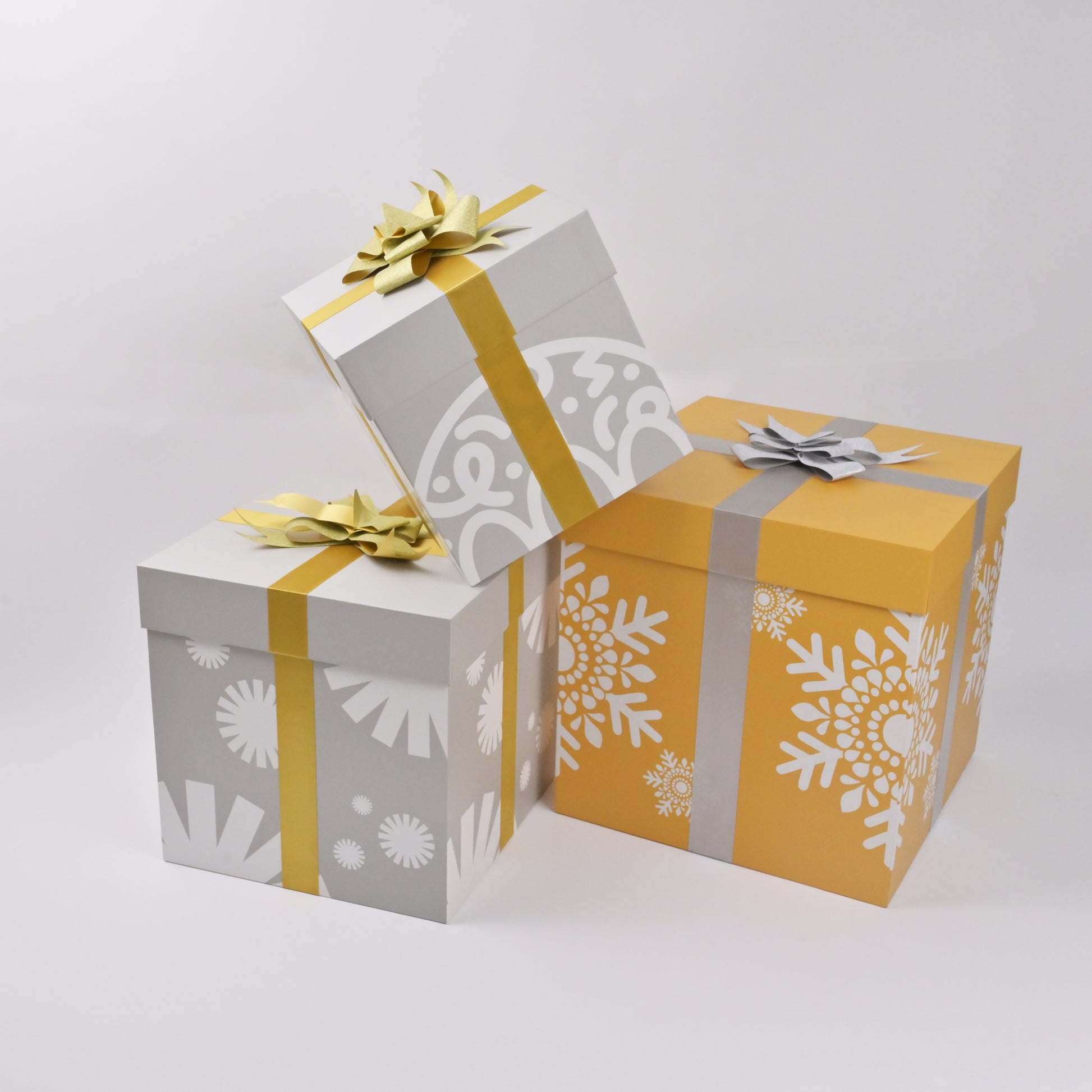 Decorative snowflake printed gift box with lid for seasonal retail