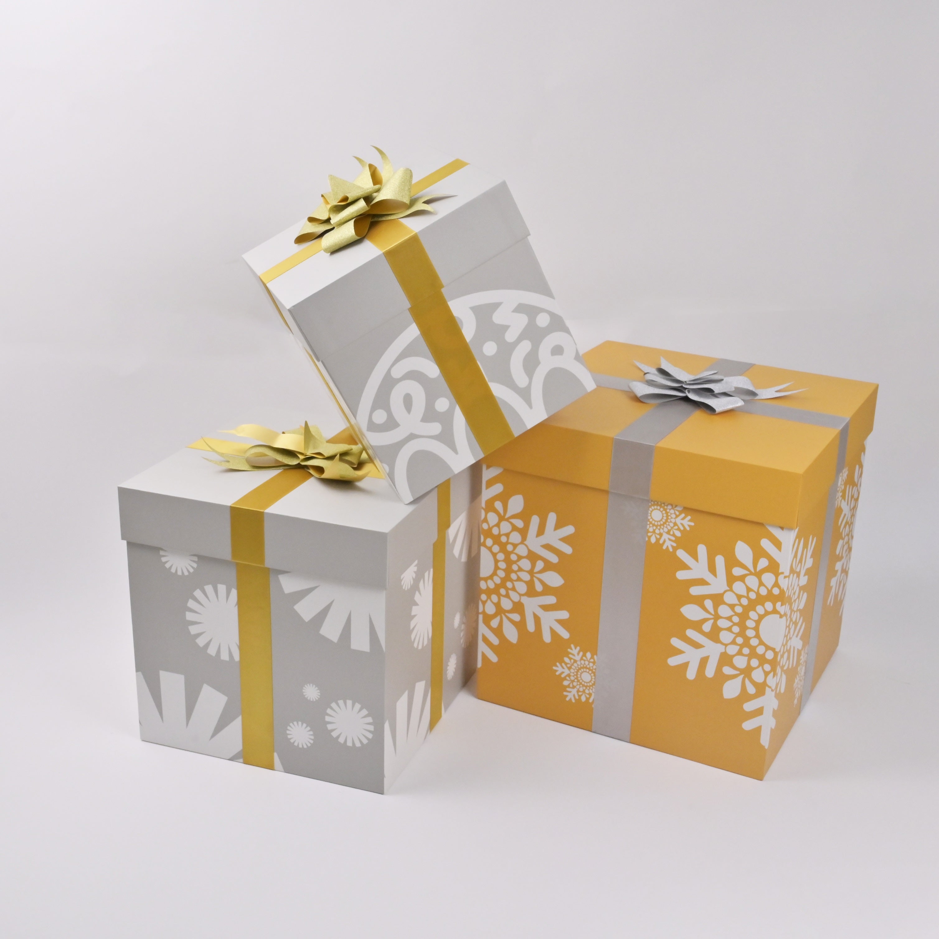Decorative snowflake printed gift box with lid for seasonal retail